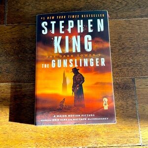 The dark tower 1 the Gunslinger by Stephen King book